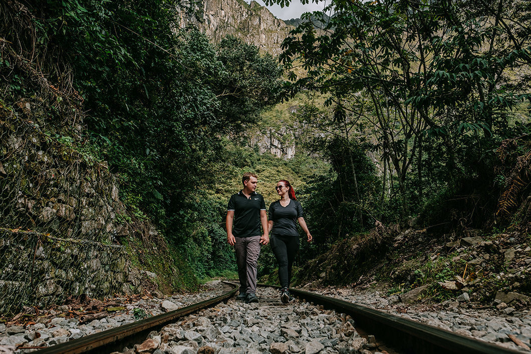 casal fazendo mochilão durante fotos de ensaio pré wedding