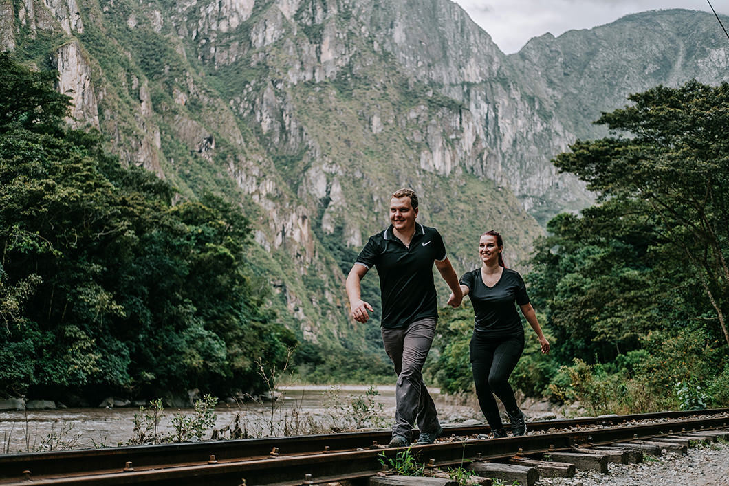 fotos espontâneas de casal fazendo mochilão no PERU, a caminho de Machu Picchu