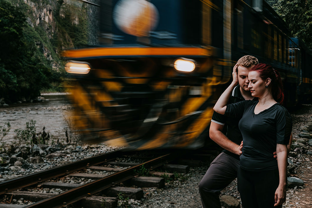 ensaio pré wedding em estrada na mata a caminho de Machu Picchu foto com o trem passando