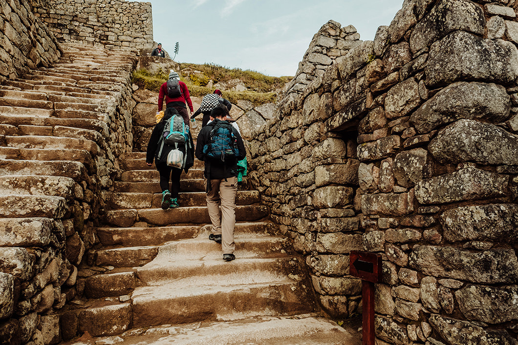 Fotos de casal fazendo visita  com guia Turistico em Machu Picchu