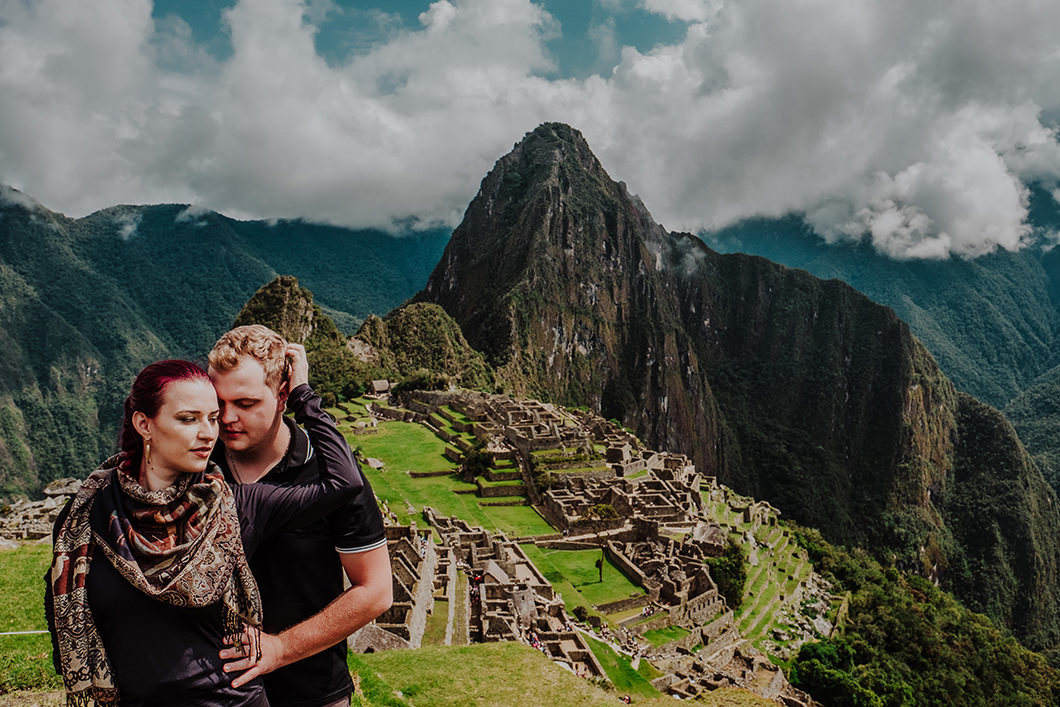 ensaio de casal  na cidade histórica de Machu Picchu no pERU