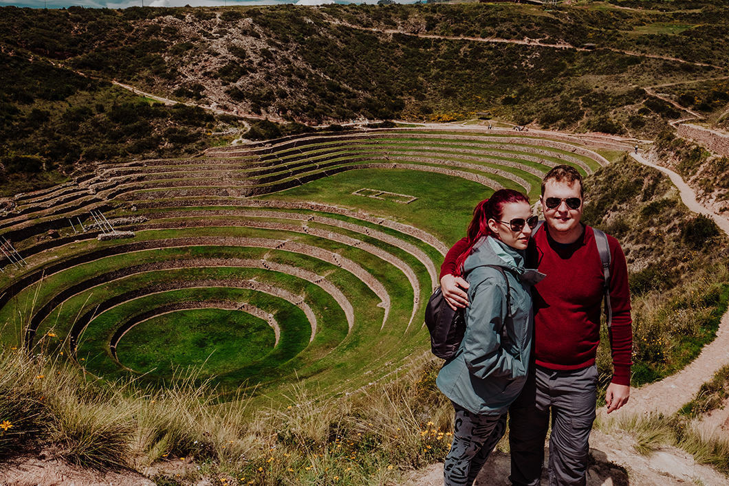 ensaio de casal  visitando o lindo sítio arqueológico Moray no PERU