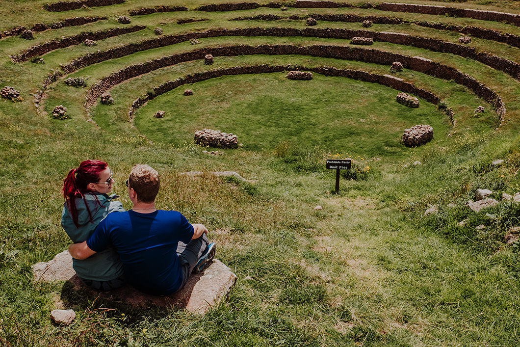 ensaio pré wedding de casal fazendo mochilão pelo PERU, conhecendo sítio arqueológico Moray no PERU