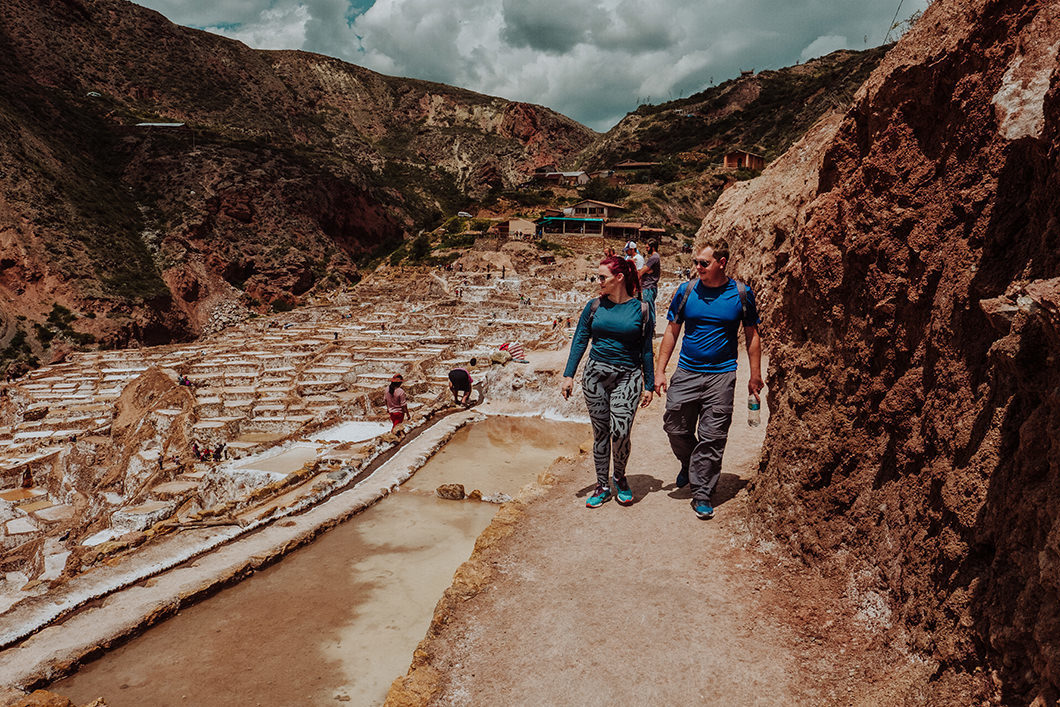ensaio de casal  visitando maravilhas de Cuzco, Salinas de Maras
