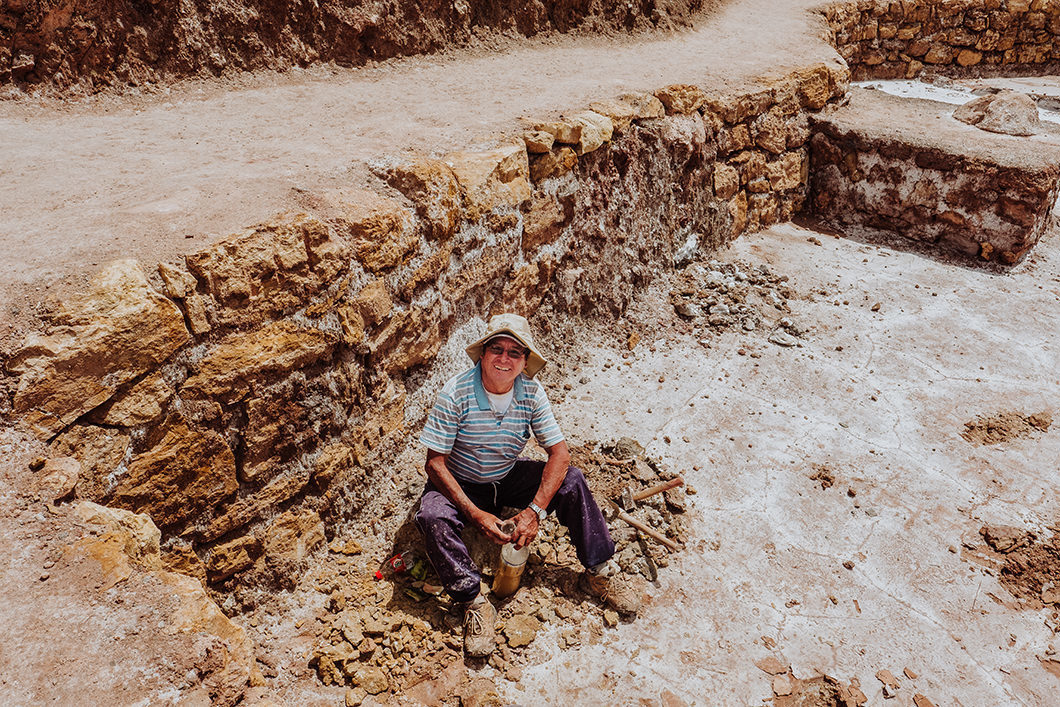 fotojornalismo em viagem a Cuzco, trabalhar colhendo sal em Salinas de Maras