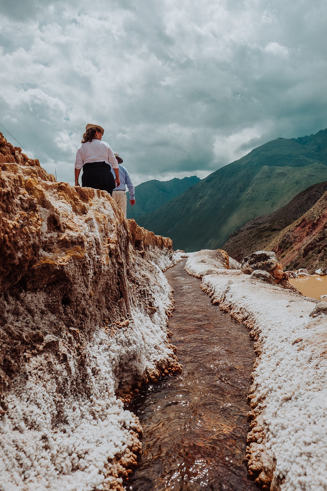 canais de agua salgada na Salinas de Maras PERU