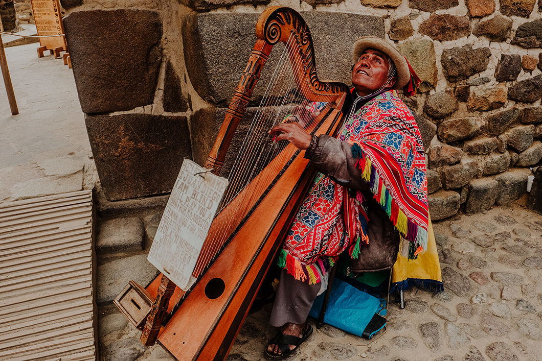 linda foto de mulher indiana tocando arpa em Cuzco