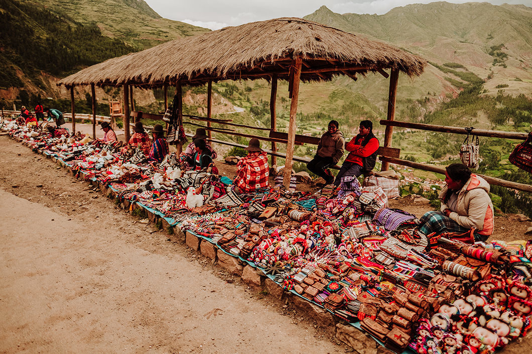 foto de trabalhadoras de Cuzco vendendo artesanato da tradição local