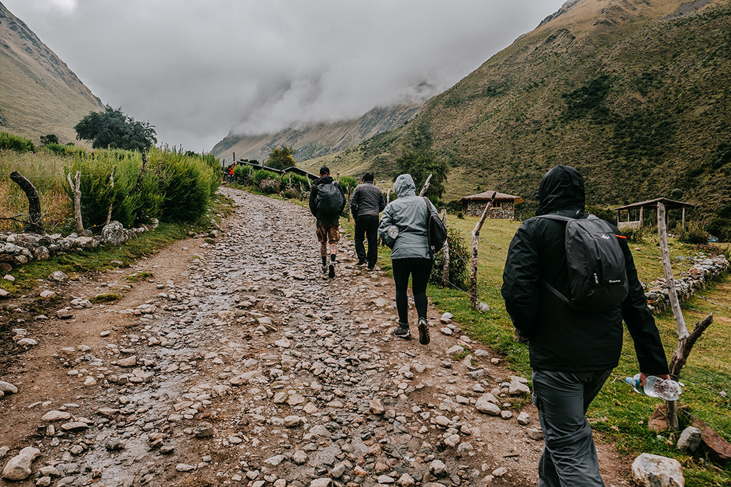 mochileiros a caminho da Laguna Humantay fazendo trilha a pé