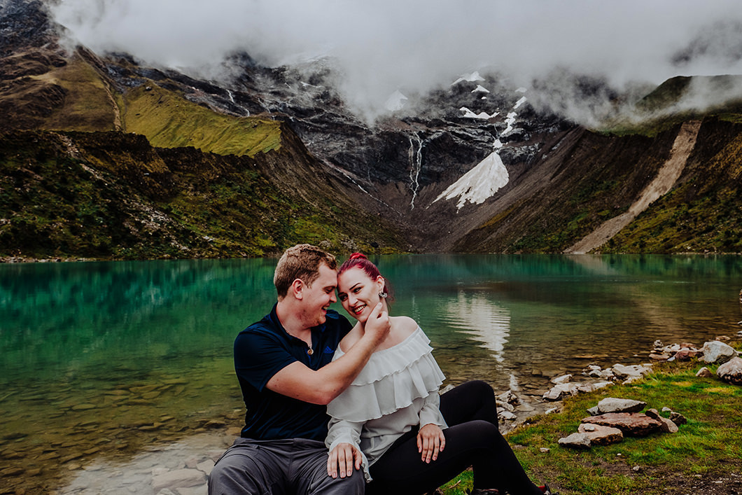 ensaio pré wedding na lindissima Laguna Humantay, lago de degelo com águas cristalinas