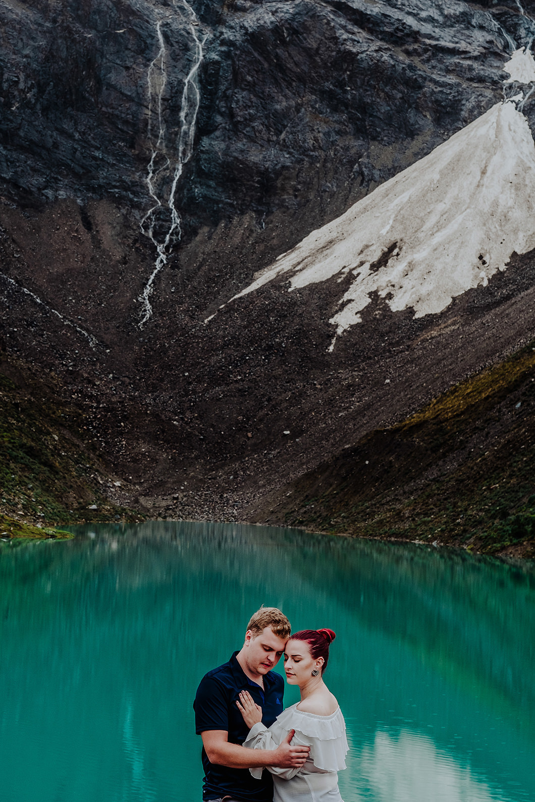 Ensaio de casal em paisagem deslumbrante da Laguna Humantay