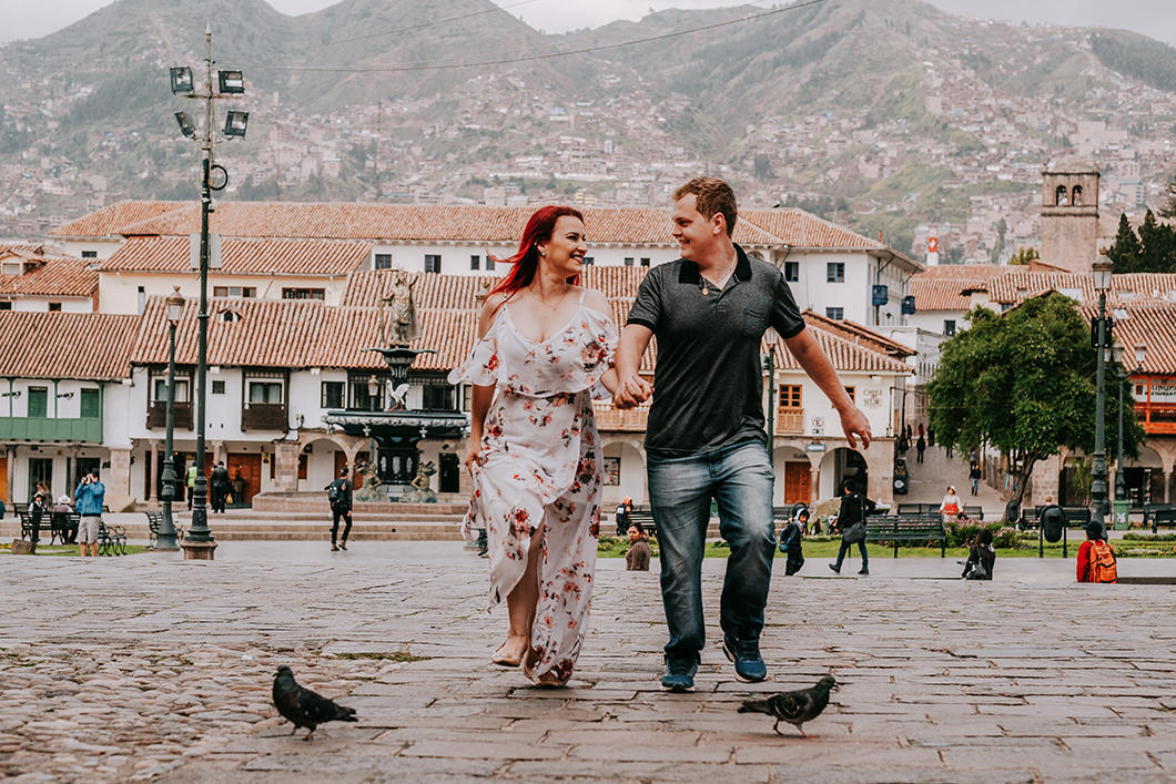 fotos divertidas e espontâneas em ensaio de casal em Cuzco-PERU