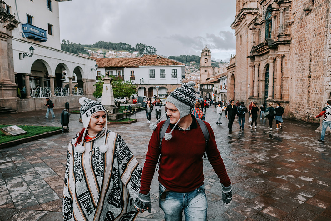 ensaio de casal divertido nas ruas das cidades peruanas por casal e fotografo brasileiro