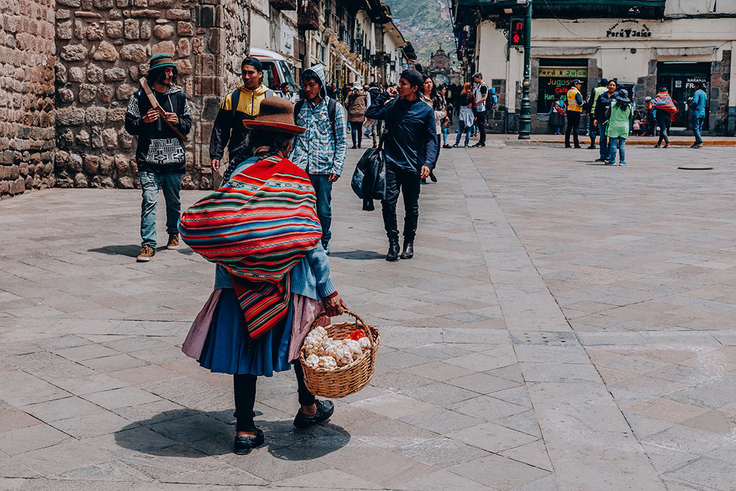 fotos da população de Cuzco durante viagem de mochilão