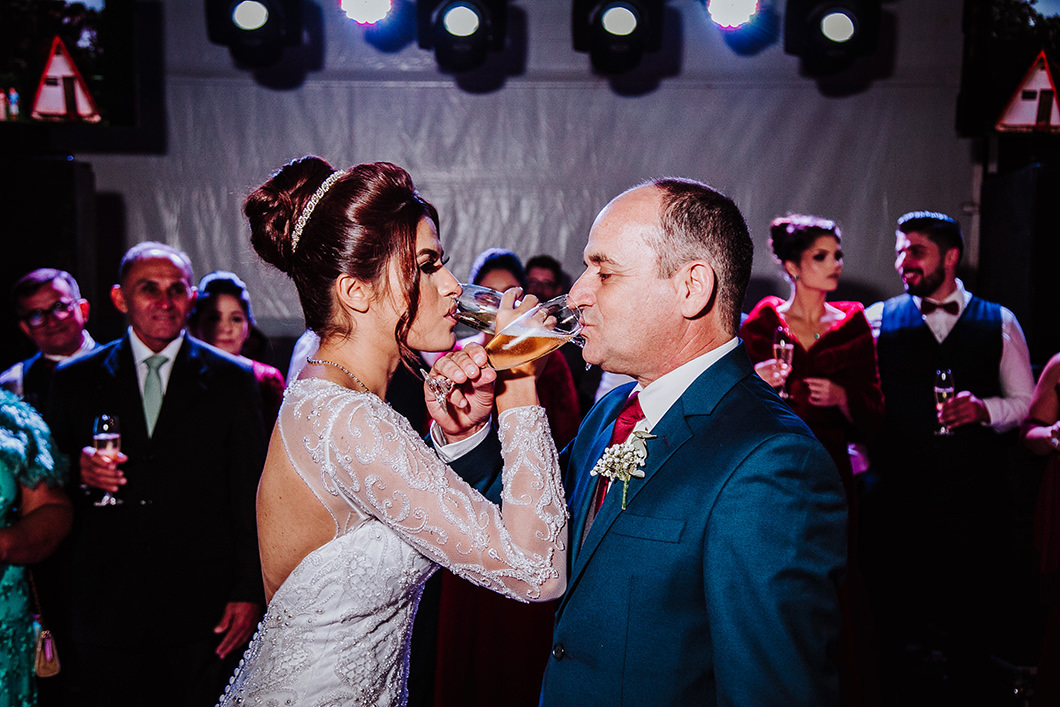 foto do brinde tradicional dos noivos 