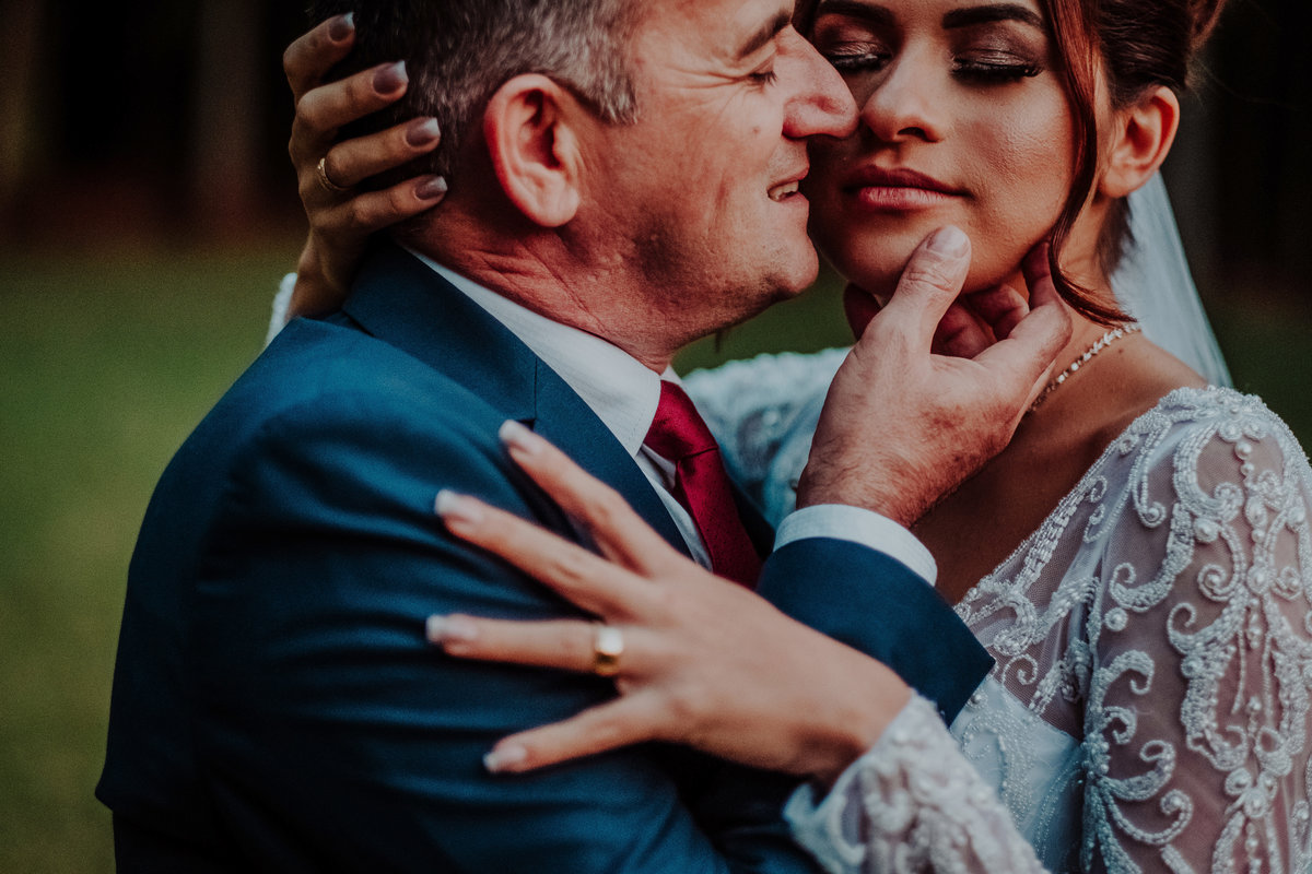 Saída fotográfica dos noivos casamento ao ar livre em Maringá