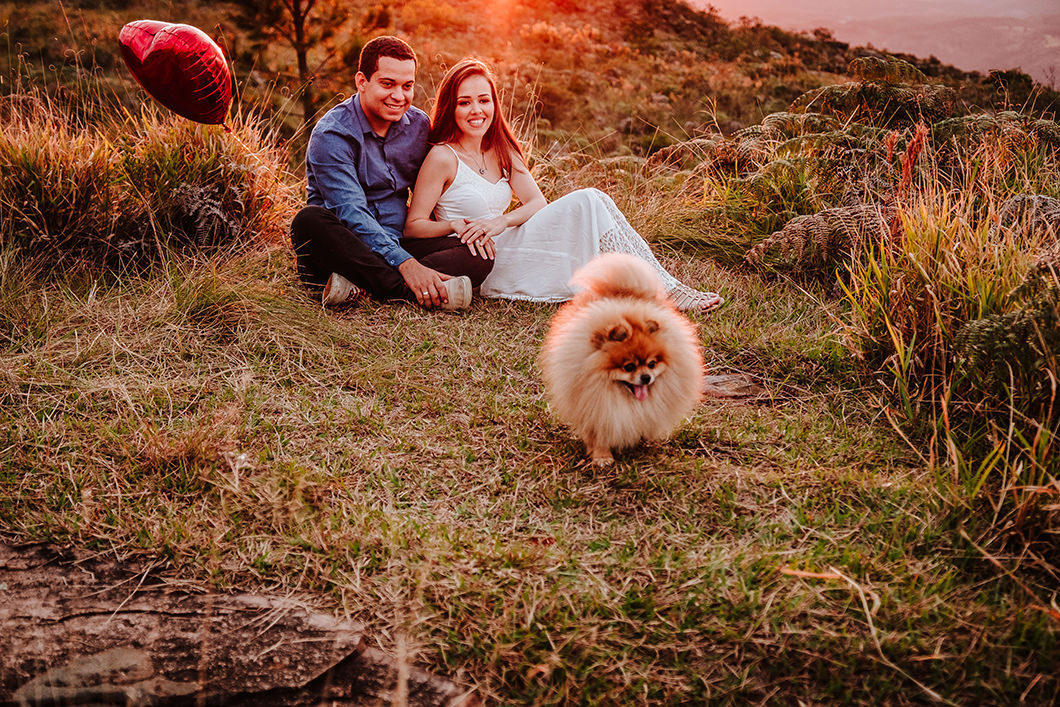 fotos de Rickardo Andrade em ensaio de casal com animal de estimação cachorro 