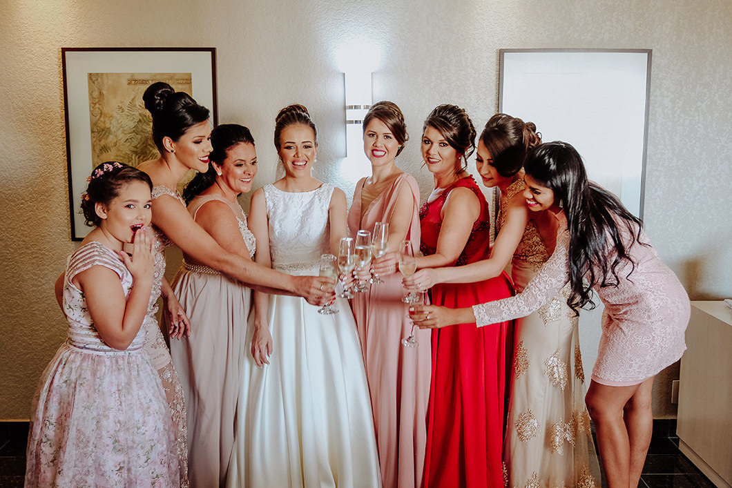 foto divertida da noiva brindando com as madrinhas durante o making of no hotel metrópole