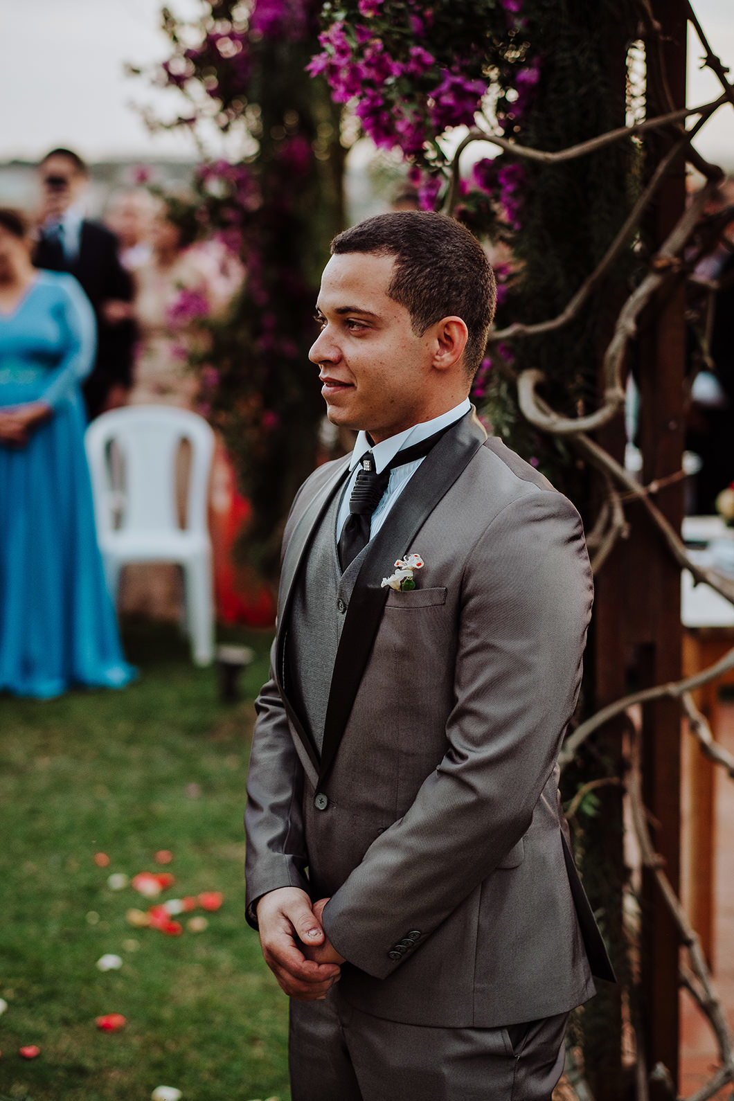 noivo esperando pela noiva no altar casamento em MArialva-PR
