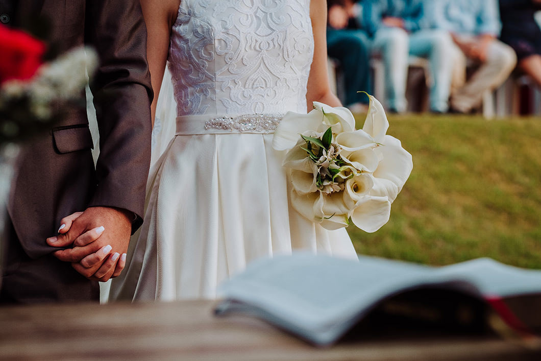 detalhes de cerimonia externa para casamento durante o dia em MAringá-PR