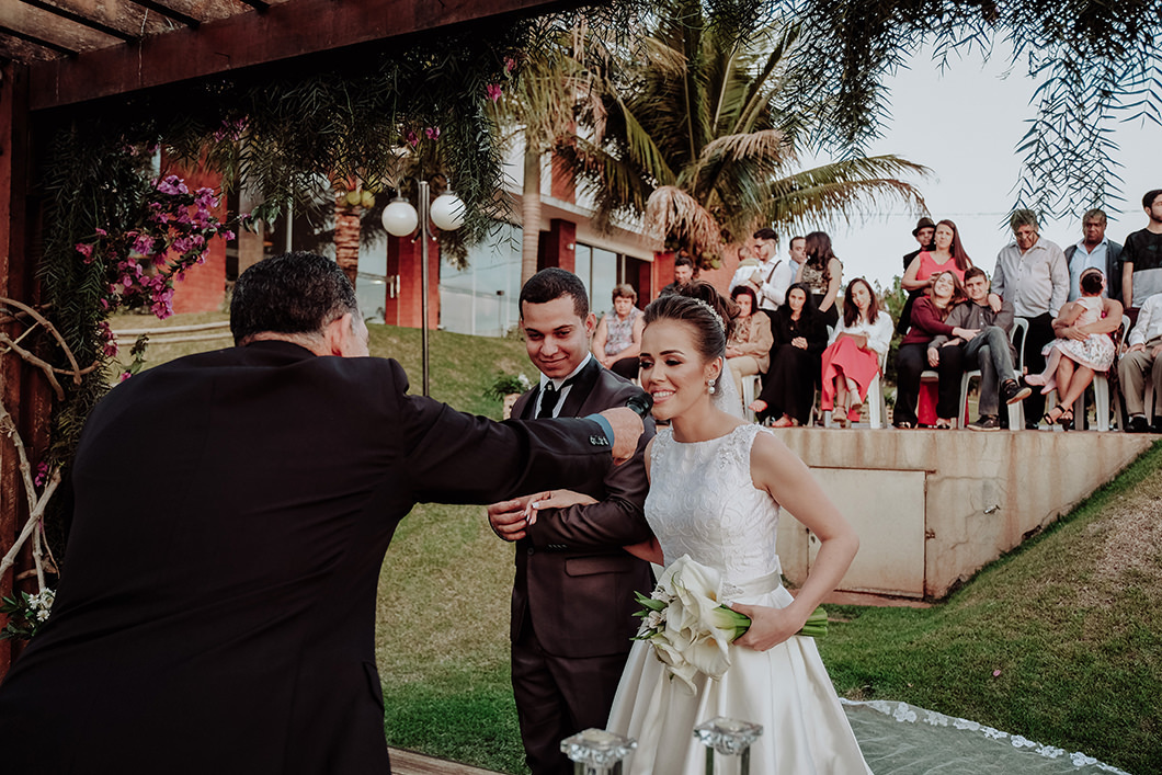 noiva dizendo sim no altar de deck de madeira para casamento em chácara 