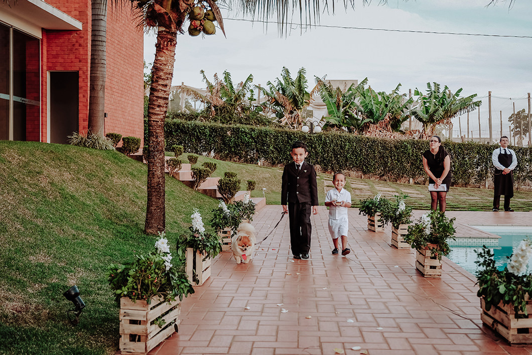 entrada de pajens com cachorro da noiva levando as alianças 