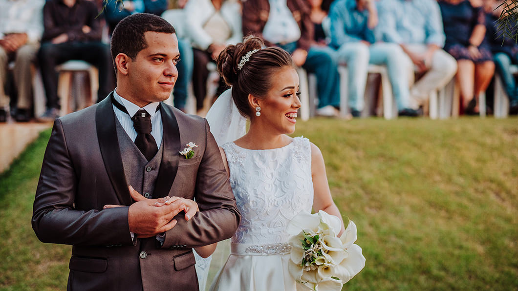 foto linda dos noivos sorrindo no altar pelo fotografo de Casamento de Maringá-Pr Rickardo Andrade