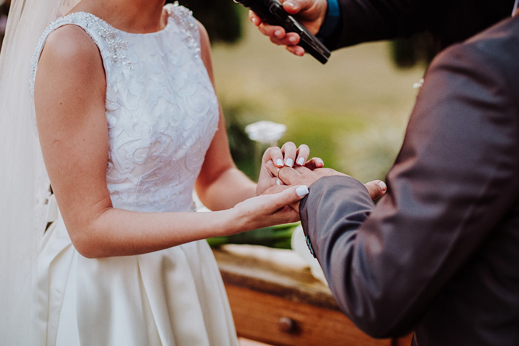 noiva colocando aliança no noivo fotos de fotografo de casamento de Maringá-PR