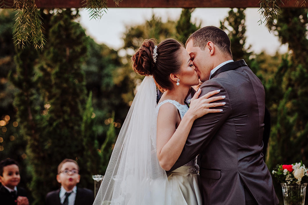 noivos se beijando em casamento ao ar livre na cidade de Marialva-PR