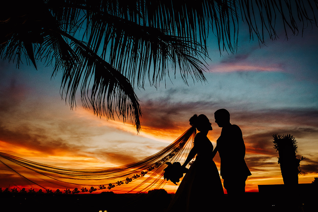 linda foto dos noivos feita no final da cerimonia de casamento externo ao ar livre 
