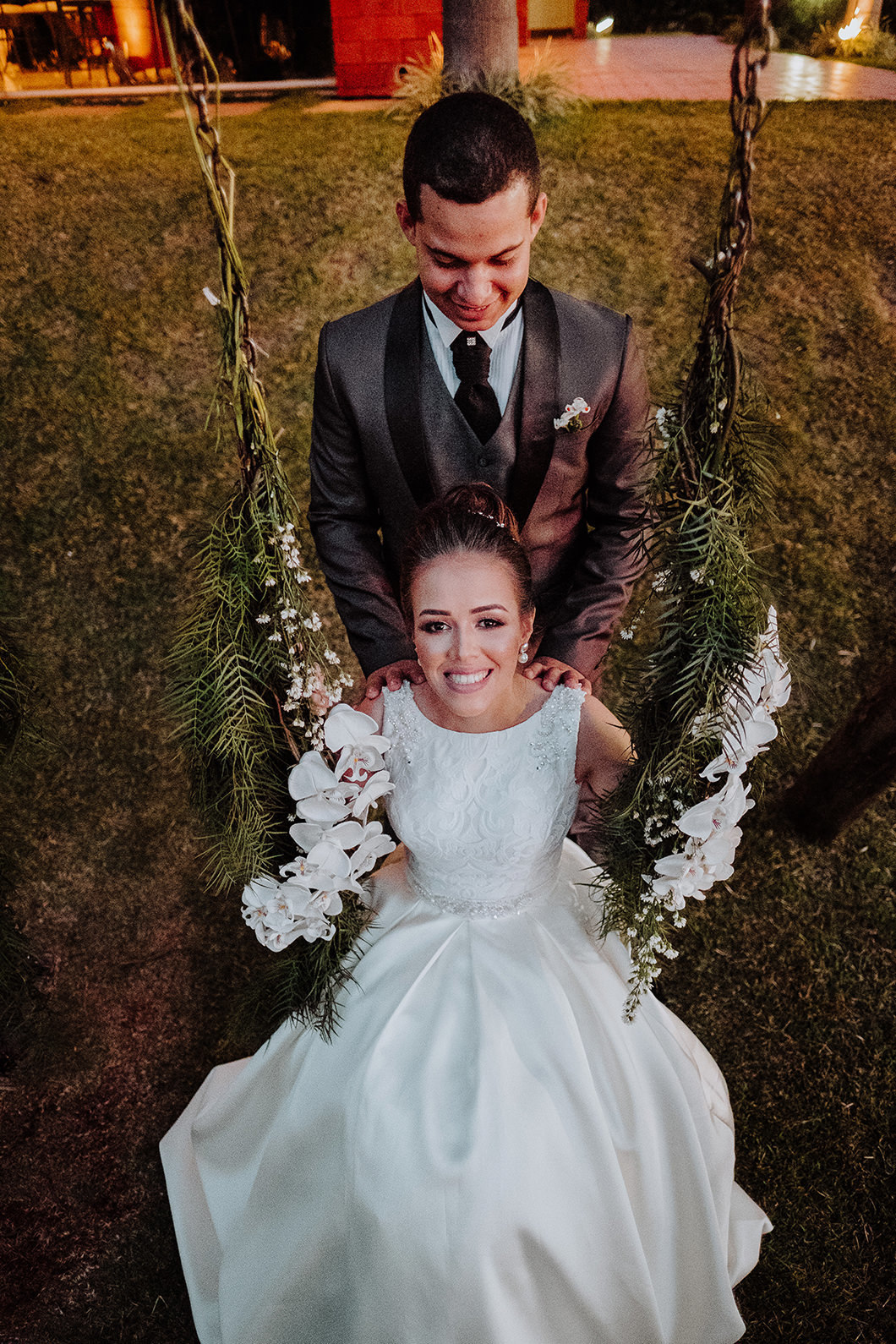foto diferente dos noivos feitas durante casamento ao ar livre em Marialva-PR