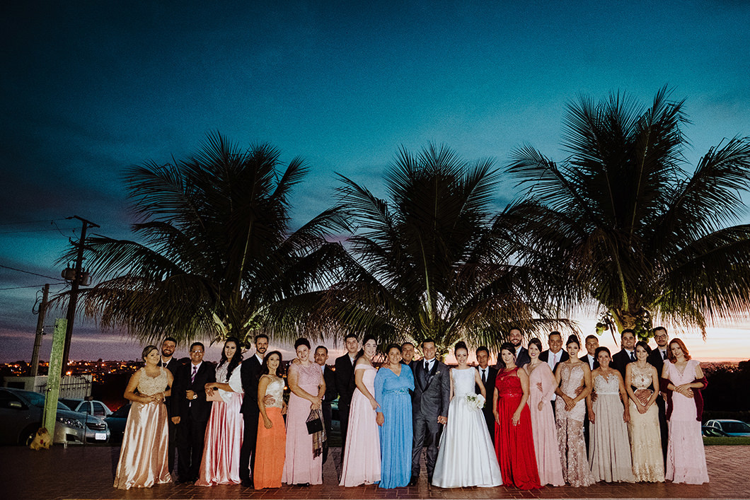 foto dos noivos com os padrinhos do lado da piscina no casamento externo espaço Alca MArialva