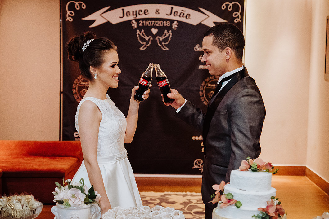 brinde dos noivos diferente, brindando com garrafinha de coca-cola