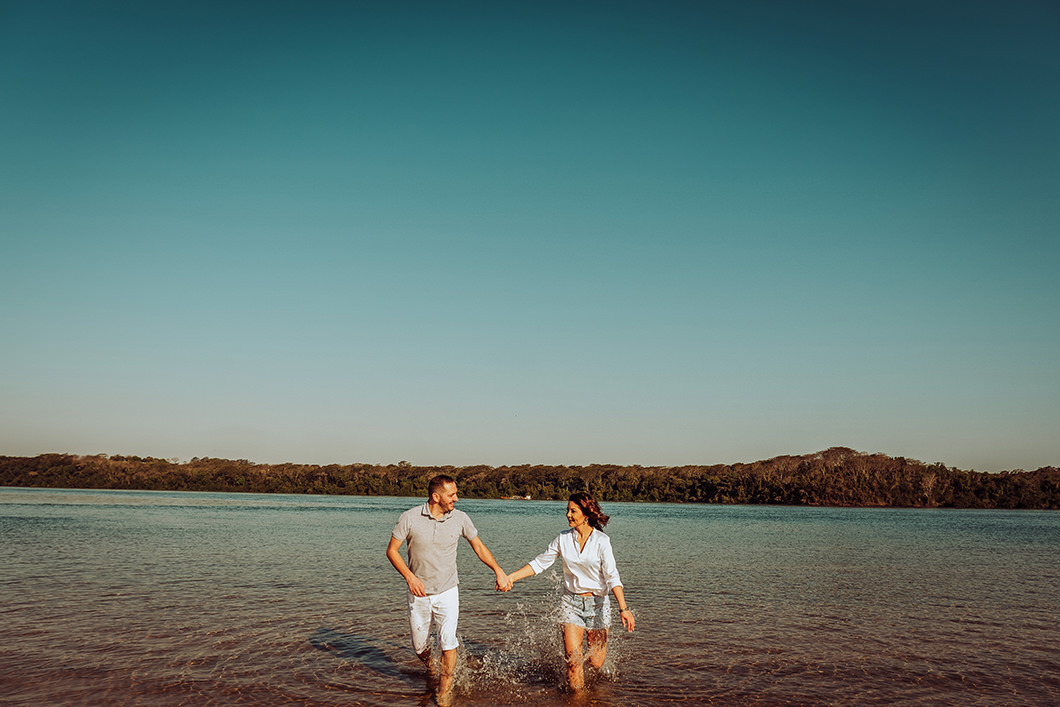 fotos divertidas e espontâneas feitas em ensaio Pré Wedding nas praias do Paraná