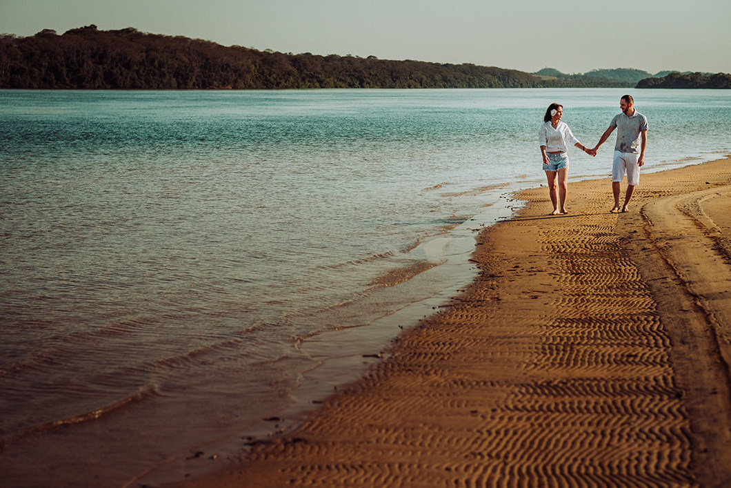 foto de casal caminhando na beira da prai apor fotografo de casamento na região de Maringá-PR