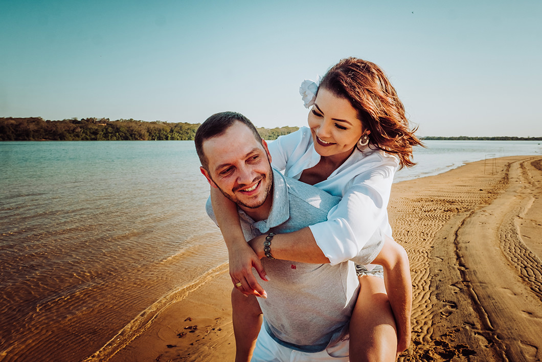 fotojornalismo com ensaio de casal com fotos espontâneas ensaio feito na praia