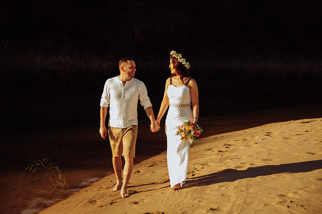 foto de Casamento de casal caminhando em Porto Rico-PR