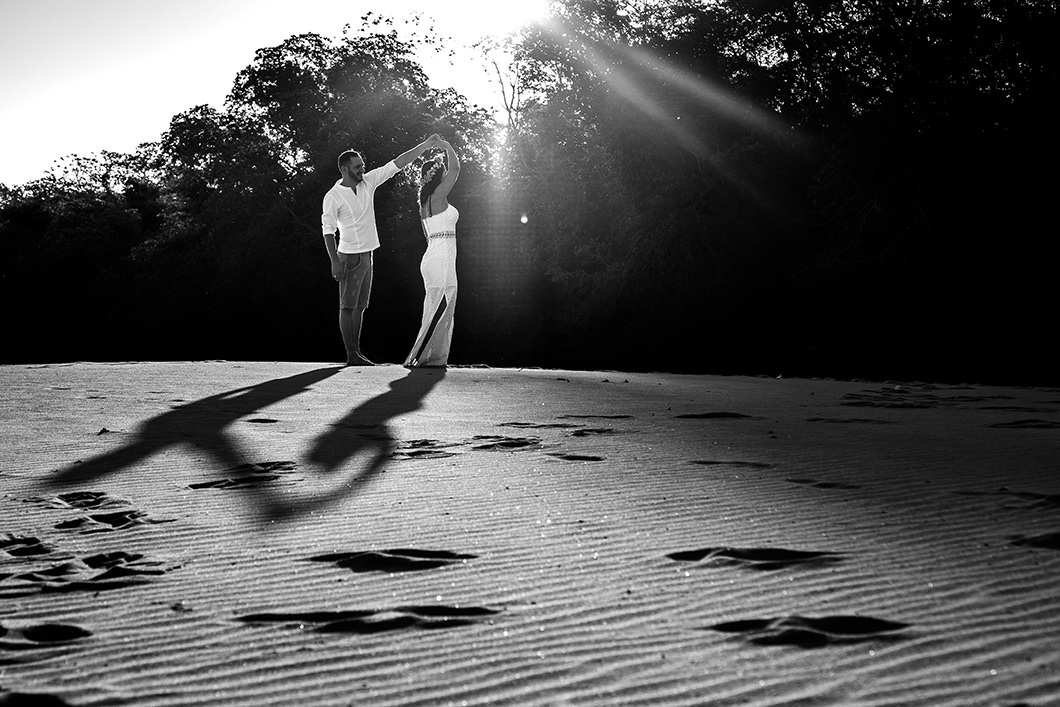 book de casamento com fotos divertidas e espontâneas feitas na praia de Porto Rico
