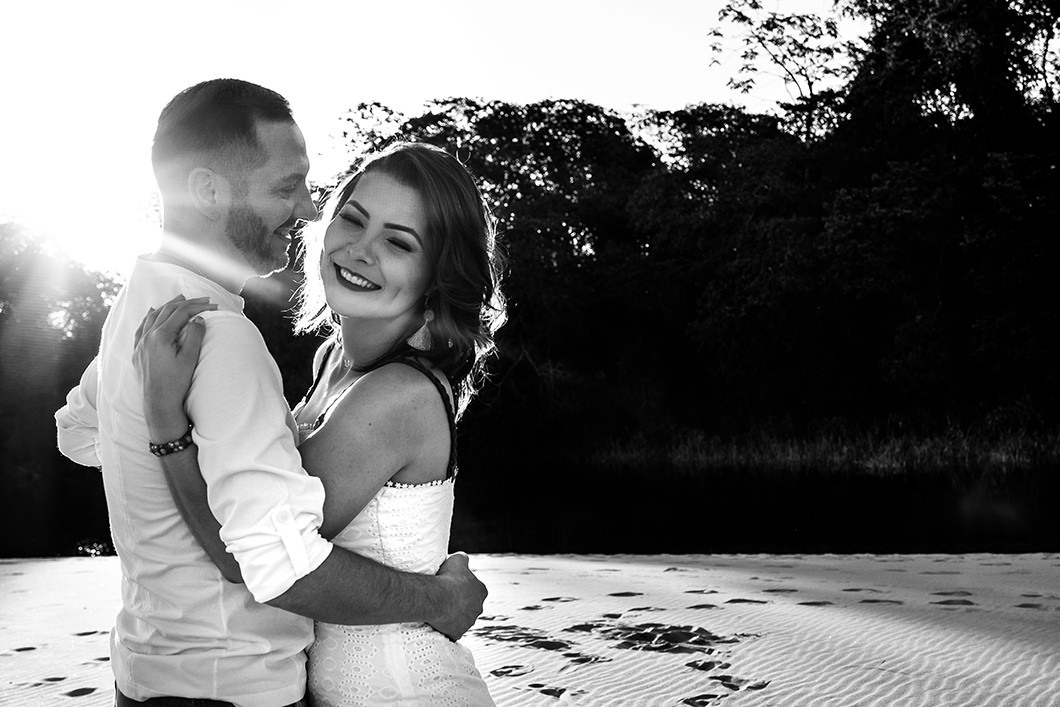 ensaio de casal com fotos de retrato do casal se divertindo durante o Ensaio Pré Wedding