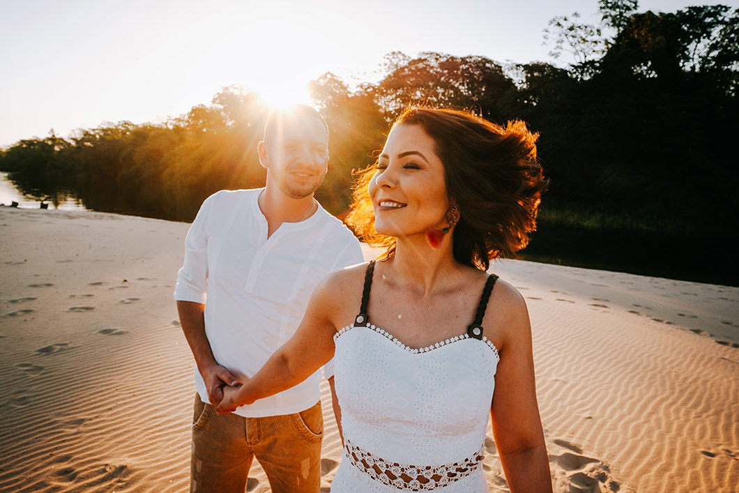 Book de Casamento com fotos ao ar livre na beir da praia Fotografo de Casamento de MAringá-PR
