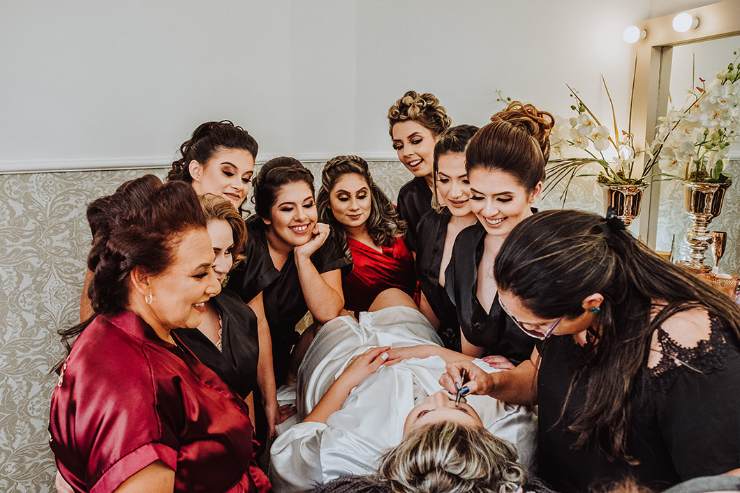 foto divertida de making of da noiva junto com as madrinhas no dia da noiva 