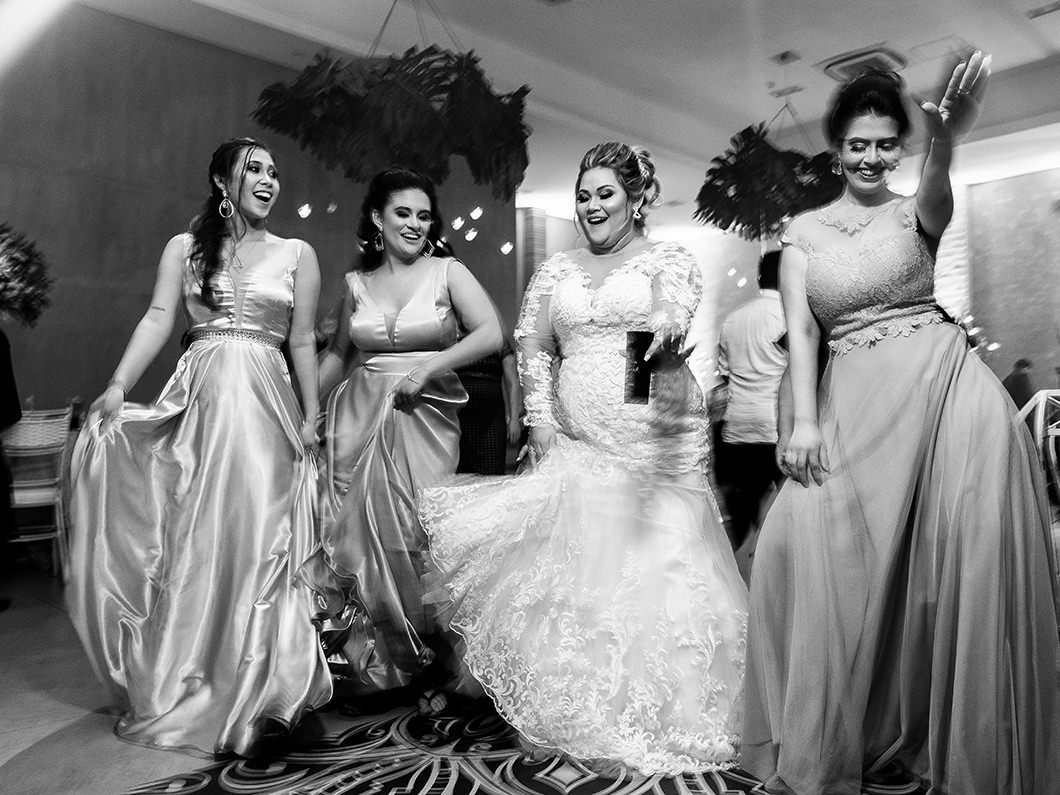 fotos diferentes de balada foto da noiva dançando com as madrinhas 