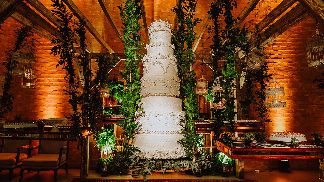 mesa de doces com linda decoração para casamento noturno da Maringá decorações 