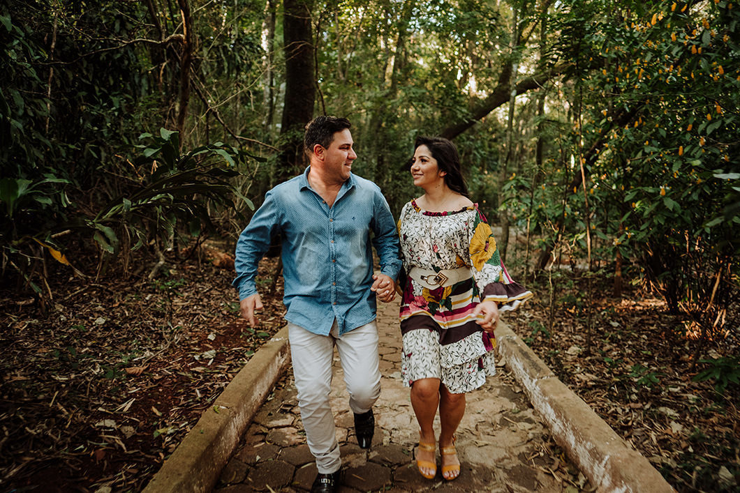 Ensaio de casal com fotos mais espontâneas por fotografo de Casal Rickardo Andrade de Maringá-PR