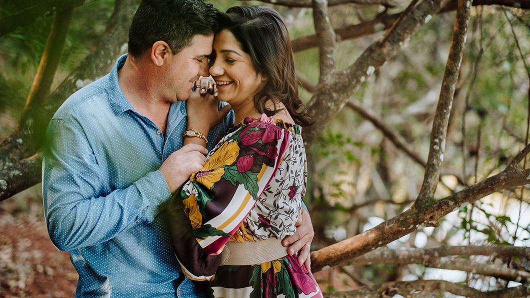 ensaio de casal com fotos romanticas feito por fotografo de casamento em MAringá-PR