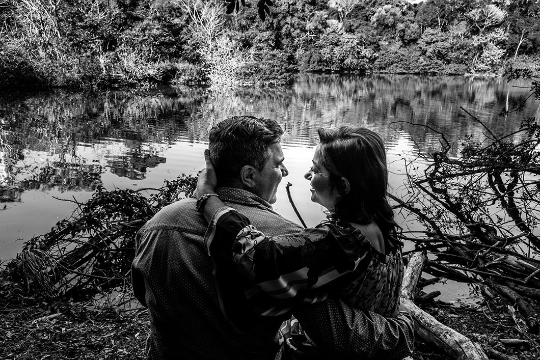 Fotos de casal na beira de um lago no parque do ingá fotografo de Casamento Rickardo Andrade