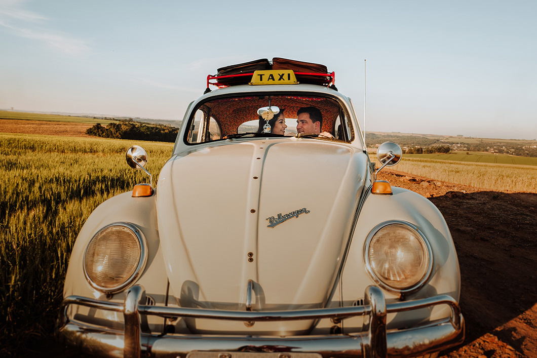Fotos de casal feitas na natureza usando um Fusca