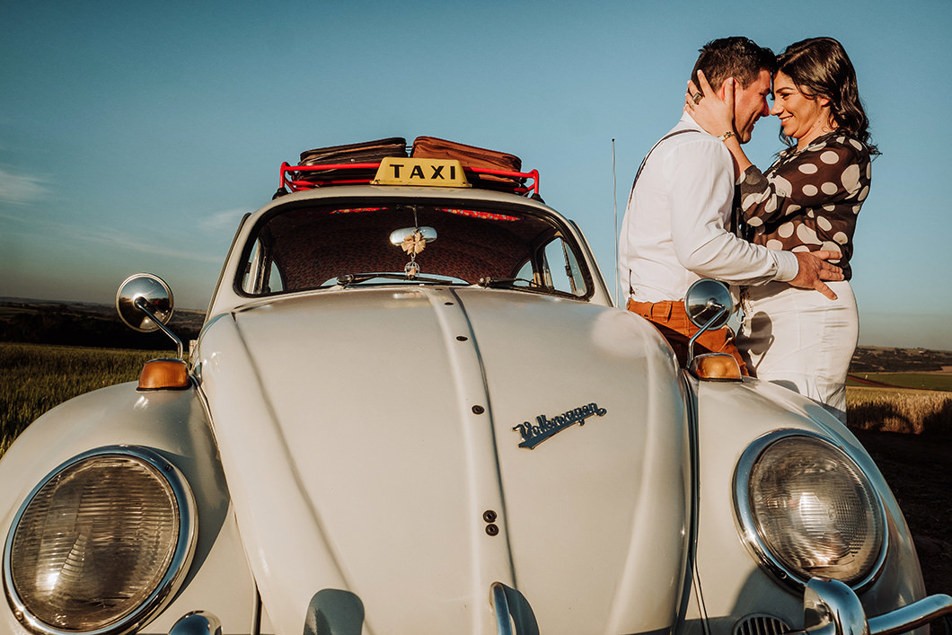 ensaio de casal divertido com um fusca antigo da empresa de locações de Carro Me Leva