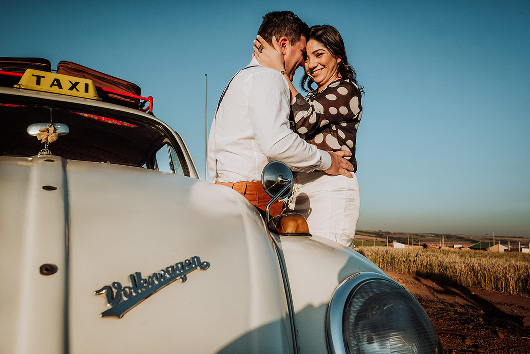 book de casal com fotos diferentes na natureza e com um fusca antigo pelo fotografo de casamentos em Maringá Rickardo Andrade