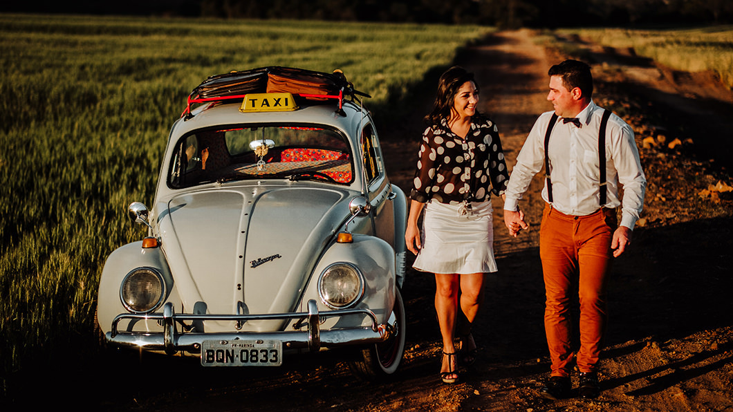 lindo ensaio de casal comemorando 20 anos de casados feitos com um fusca por fotografo de casamento Rickardo Andrade